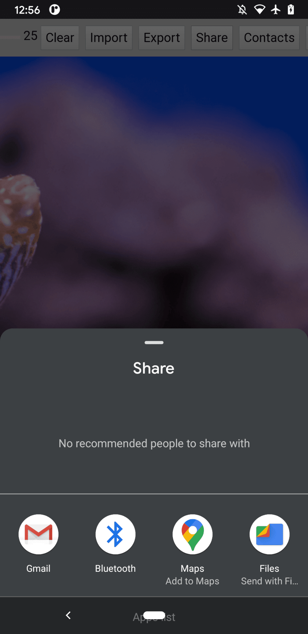 作業系統層級的 Sharesheet,顯示可用來分享圖片的各種應用程式。
